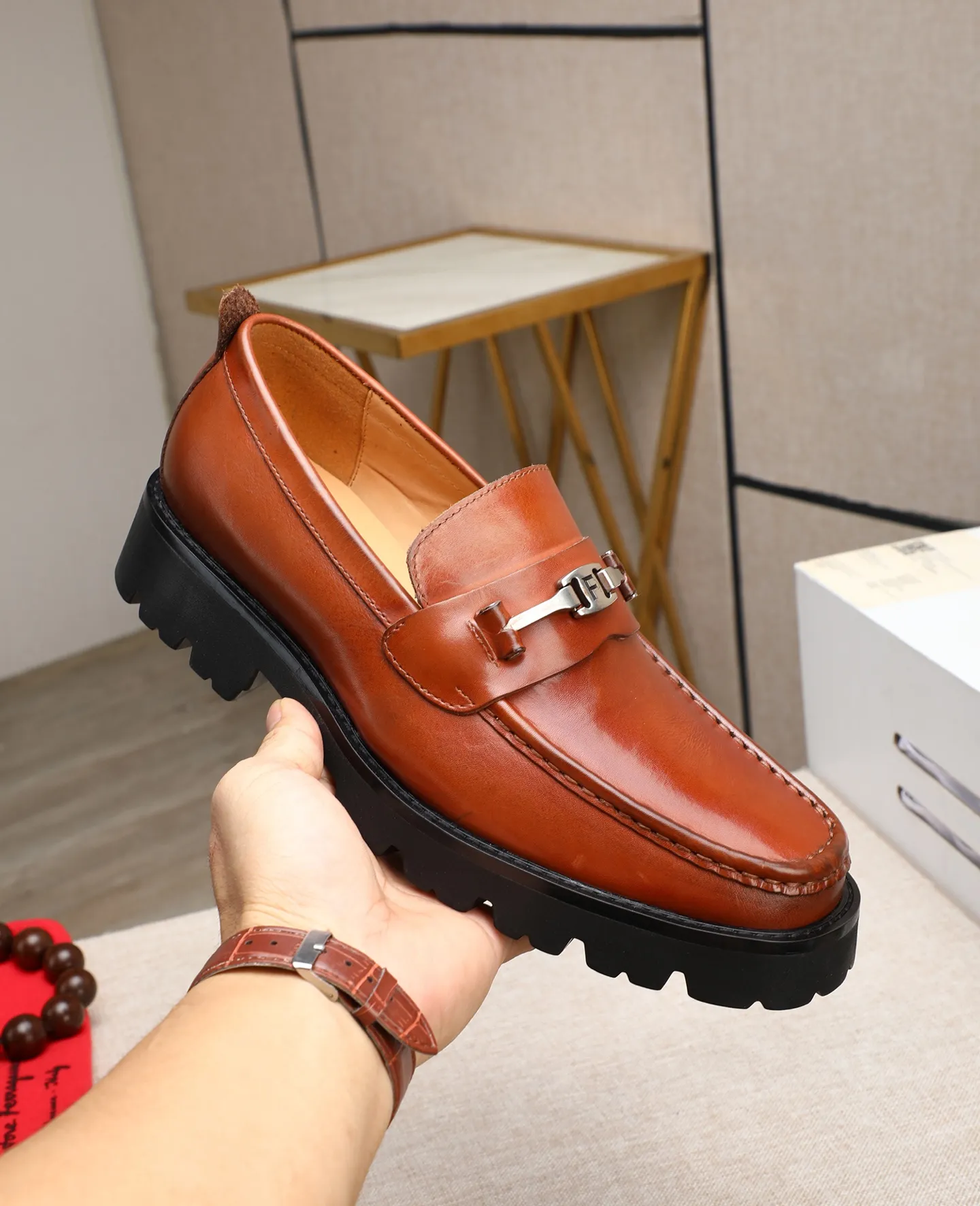 Men's shoes 💰500 📛📛(water-dyed cow lining) Salvatore Ferragamo high-end (Salvatore Ferragamo) is the top international luxury footwear brand. It comes from the fashion kingdom of Italy. It is famous all over the world for its traditional handmade design and novel styles...🚶🏻🚶🏻New suit shoes are available simultaneously at the counter. This model is purely handmade. The fabric is imported Italian calfskin➕soft water-dyed cowhide lining. Original authentic outsole🌀🌀Size: 38➖44.